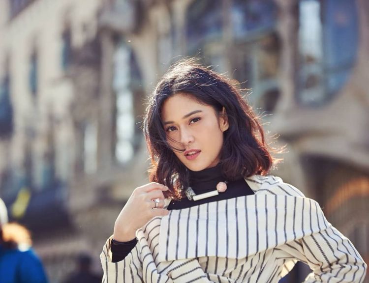 Dian Sastro peduli pada pendidikan perempuan dengan mendirikan Yayasan Dian Sastro.