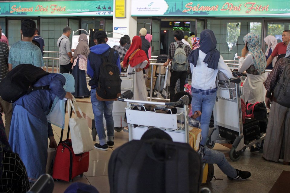 Sejumlah pemudik di Bandara Juanda, Surabaya, Senin 19 Juni 2017). (Foto: Antara)