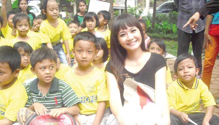 Alena Wu dan murid-murid di sekolah miliknya, ASA.