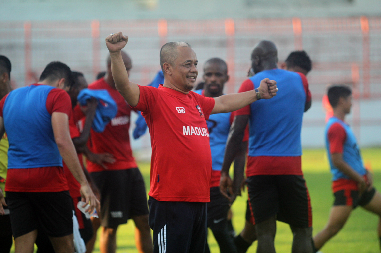 Manajer Madura United, Haruna Soemitro saat bersama pemain di Stadion Gelora 10 November, Tambaksari, Rabu 2 Mei 2018. foto: tom/ngopibareng.id