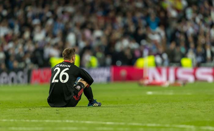 Kiper Bayern Munchen Sven Ulreich merenung di lapangan usai lakukan blunder saat melawan Real Madrid pada semi final LIga Champions hari Rabu 2 Mei kemarin. (foto: bavarianfootballworks.com)