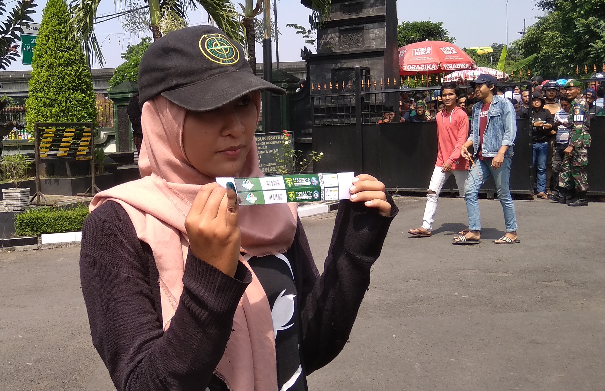 Bonita asal Jagir, yang mengantri tiket box di Korem 084 untuk pertandingan Persebaya vs Arema Fc. (foto: hrs/ngopibareng)