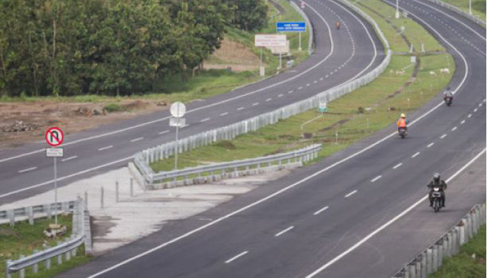 Pengendara melintas di ruas jalur Tol Solo-Ngawi, Wonorejo, Karanganyar, Jawa Tengah, Sabtu 31Maret 2018. Jalan Tol Solo-Ngawi sepanjang 90,25 kilometer tersebut sudah dalam tahap penyelesaian, hingga Maret 2018 total konstruksi fisik telah mencapai 95% dan ditargetkan selesai saat arus mudik Lebaran. (Foto: Antara)