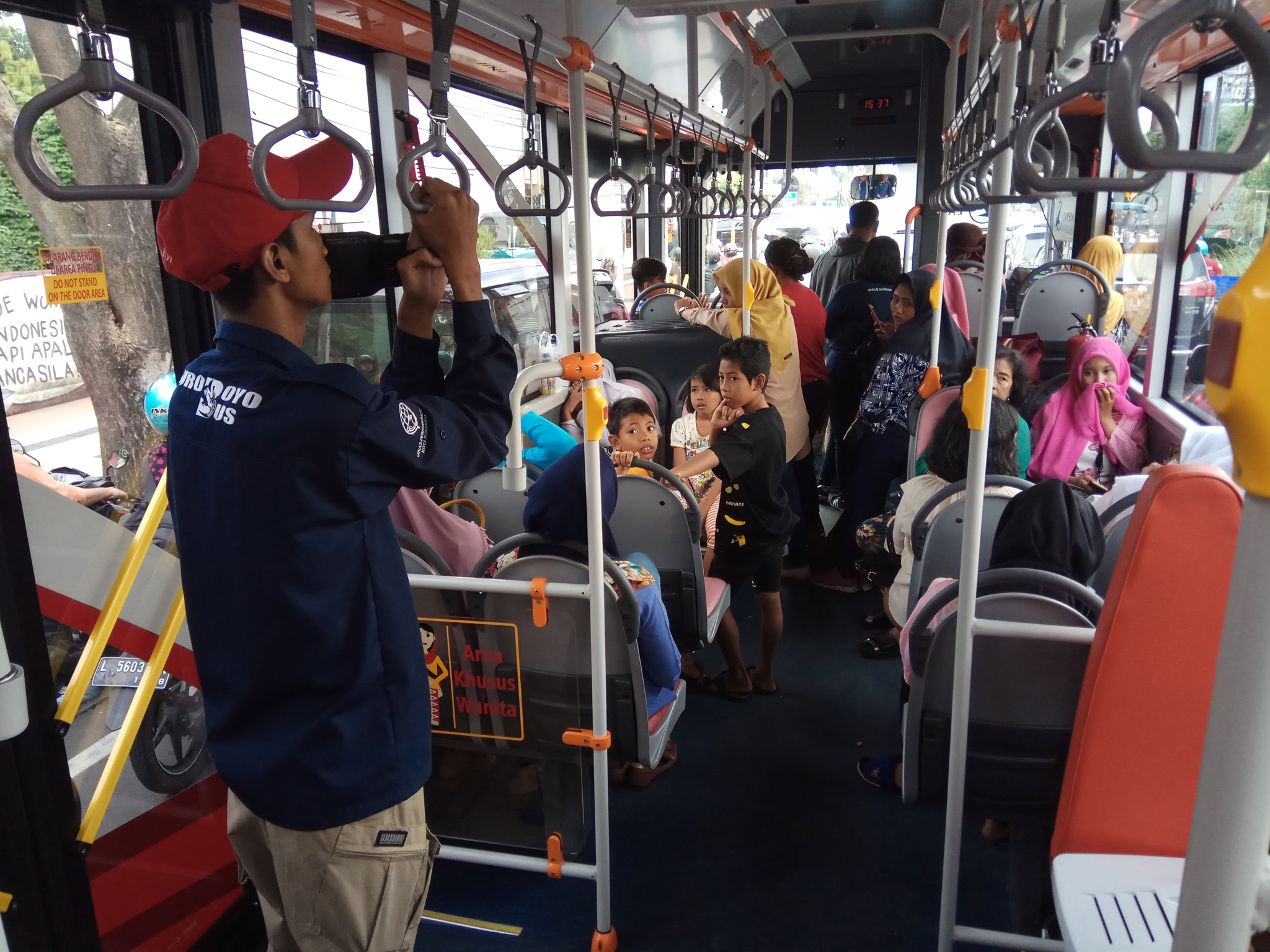 Suasana dalam bus saat berjalan. (Foto: Dokumentasi)