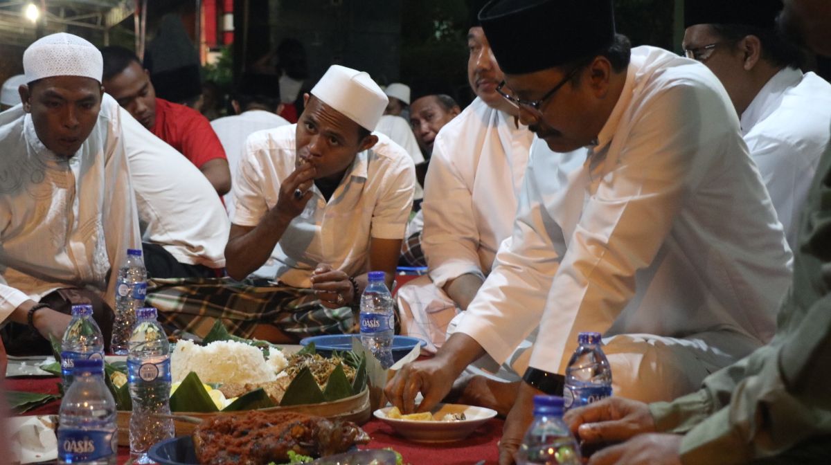 Gus Ipul, mengikuti Tasyakuran sedekah bumi dan Istighosah yang digelar warga Perumahan UKA, Benowo, Surabaya, Kamis, 3 Mei 2018