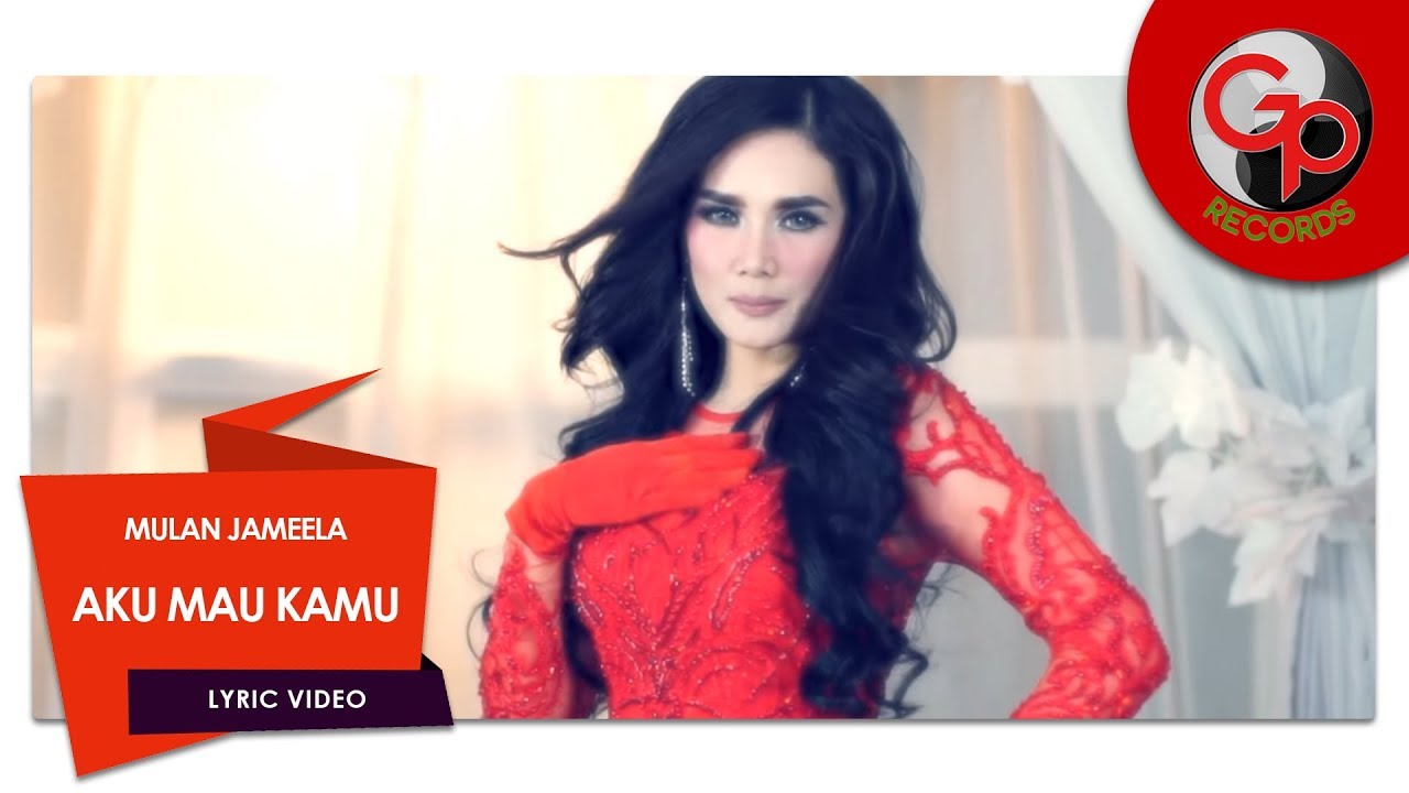 Entah sengaja atau kebetulan, Mulan juga memakai gaun warna merah di video klip barunya.