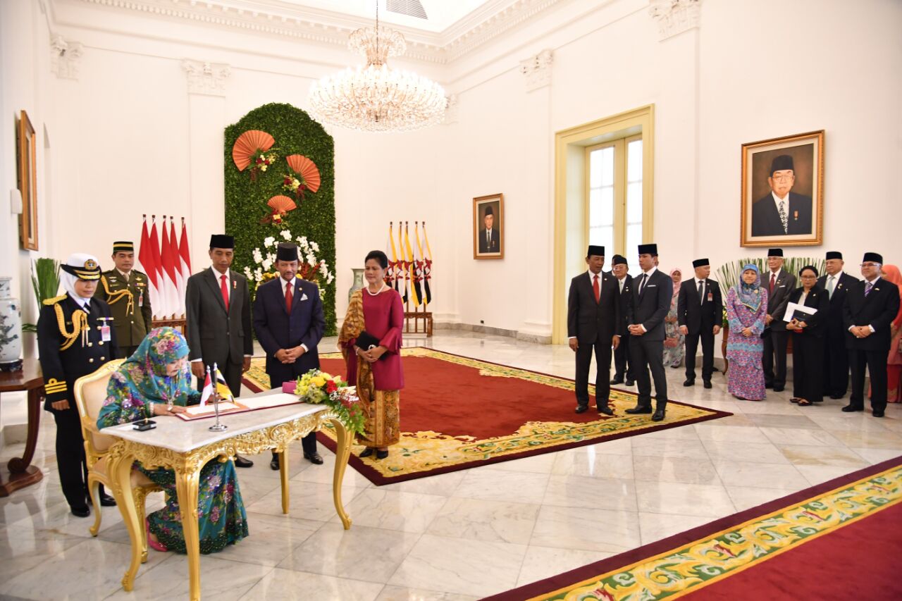 Presiden Joko Widodo hari ini menyambut kedatangan Sultan Brunei Darussalam, Sultan Haji Hassanal Bolkiah, di Istana Kepresidenan Bogor, Jawa Barat,  Kamis, 3 Mei 2018. (Foto: Biro Pers Setpres)