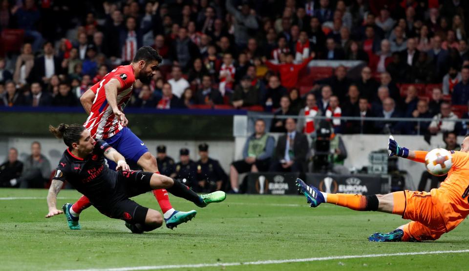 Aksi Diego Costa membobol gawang Arsenal, dinihari tadi. foto:afp