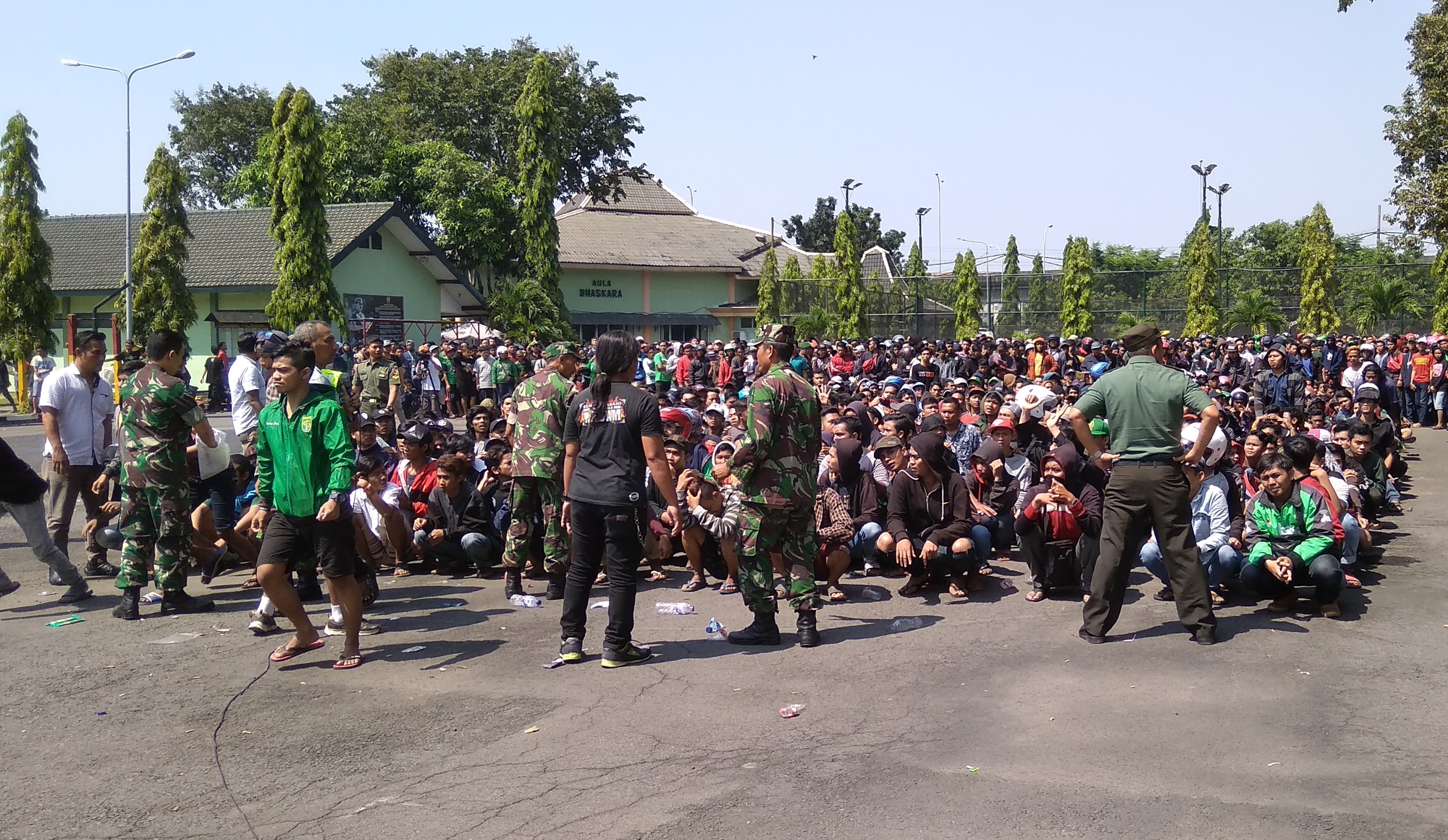 Ribuan Bonek antri tiket Persebaya vs Arema FC, Jumat (4/5/2018). foto: hrs/ngopibareng.