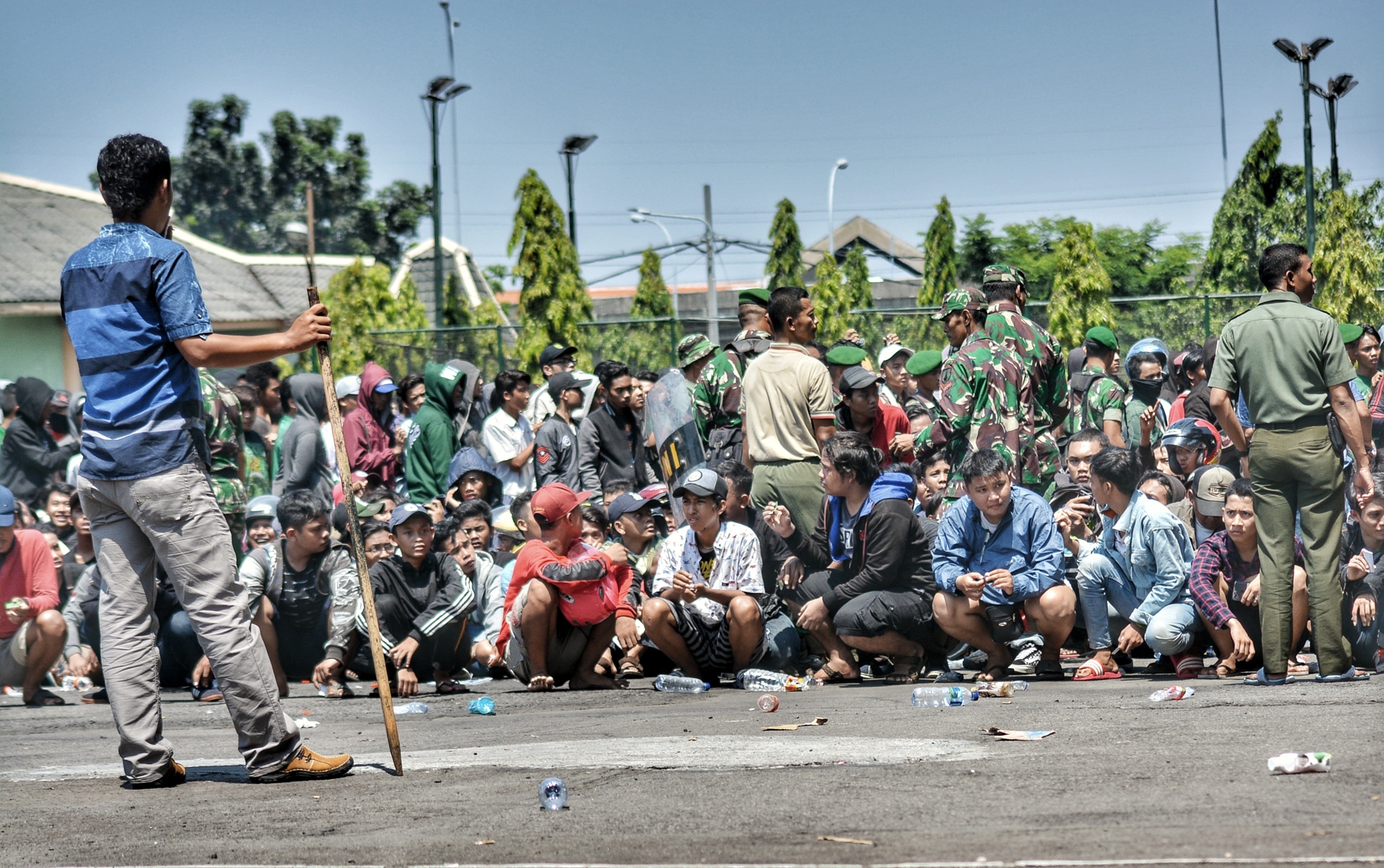 Kondisi antrian penjualan tiket Persebaya vs Arema di Korem 084, Jumat 4 Mei 2018. (foto: hrs/ngopibareng)