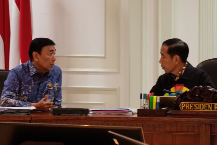 Presiden Jokowi memakai jaket 'Asian Games' saat memimpin rapat terbatas yang membahas promosi Asian Games 2018. 