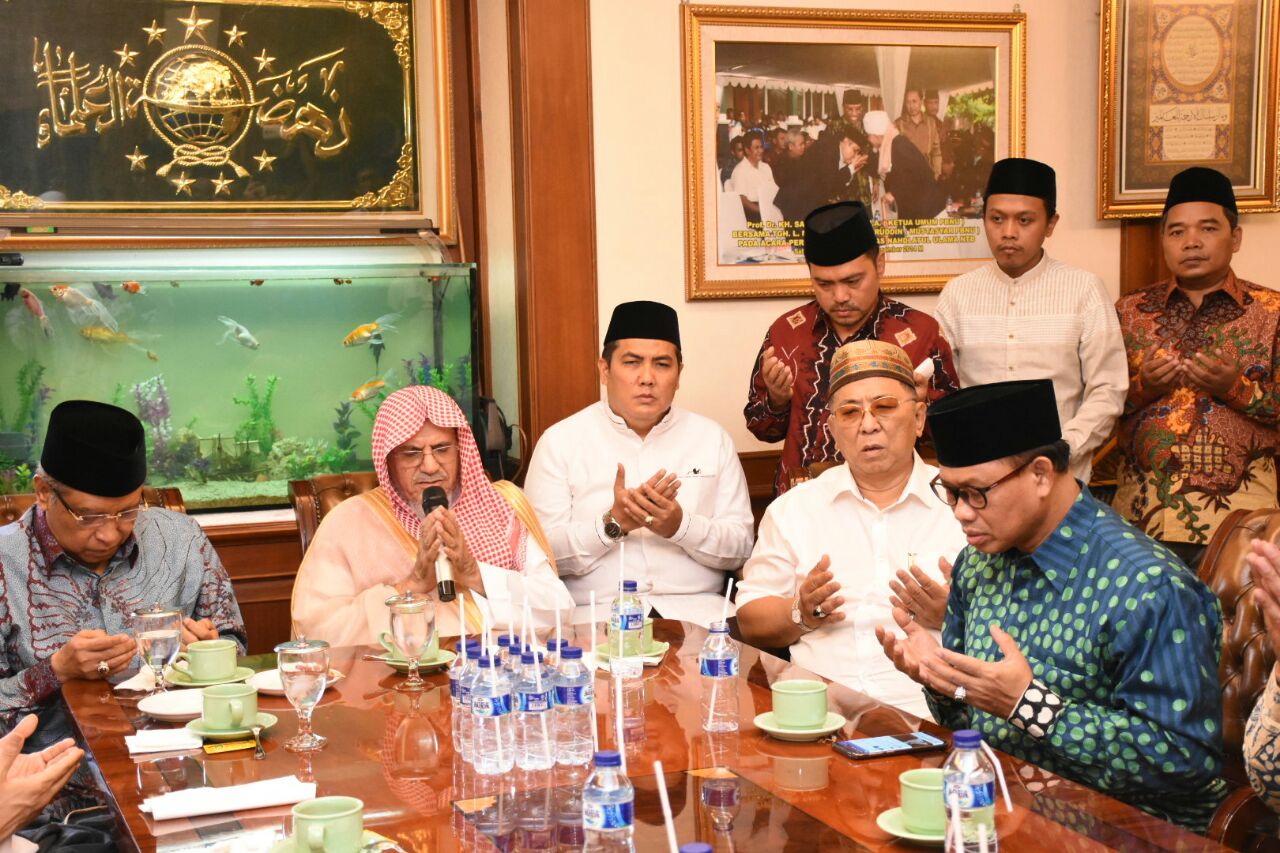 SILATURAHIM: Silaturrahim Imam & Khatib Masjidil Haram, Syekh Dr Sholeh bin Abdullah bin Humaid bersama Ketua Umum PBNU, KH Said Aqil Siroj di PBNU, Jakarta, Jumat (4/5/2018). (foto: ngopibareng.id)