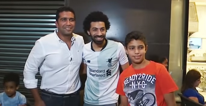 Masyarakat Mesir, meminta foto berama dengan kembaran Mo Salah. (Foto: Youtube)