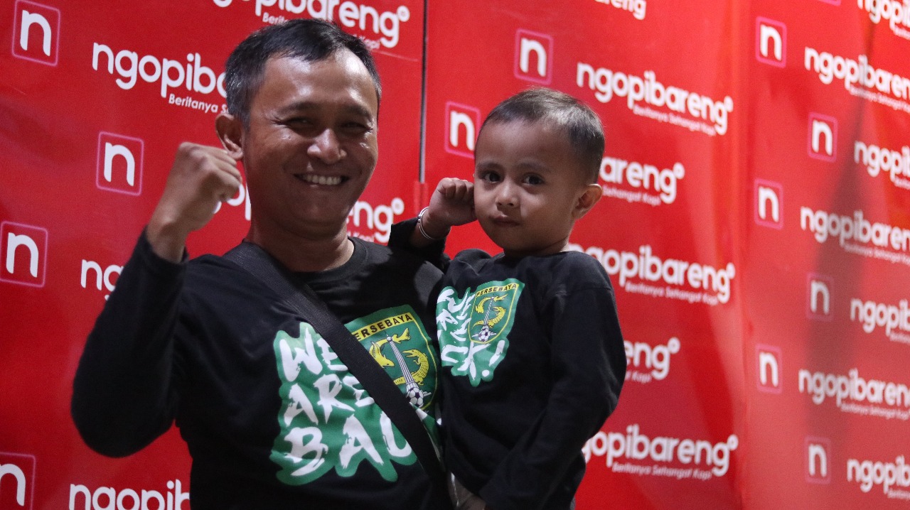 Salah satu pemenang kuis Persebaya Kalal Api, bersama ngopibareng.id, Mukhlisun bersama sang buah hati. (foto: ngopibareng)