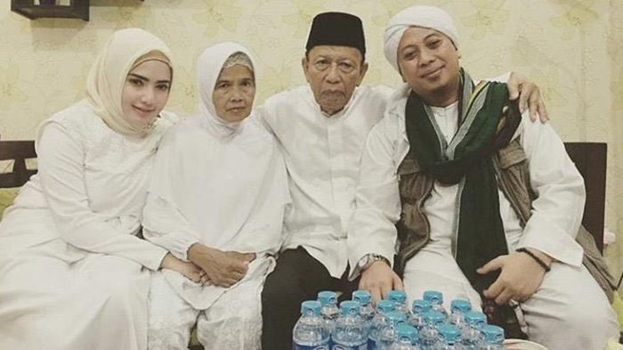Opick bersama Yulia Mochamad dan kedua orangtuanya.