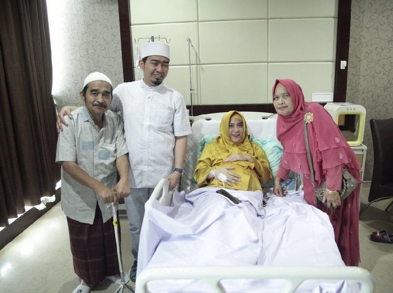 Ustad Solmed mendampingi persalinan sang istri, April Jasmine.