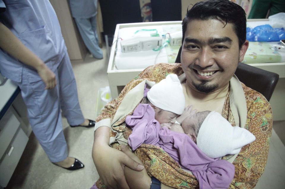 Ustad Solmed memeluk bayi kembarnya. foto: akurat.