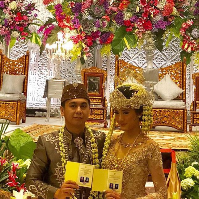 Pasangan Raditya Dika dan Anissa Aziza sah sebagai suami istri.