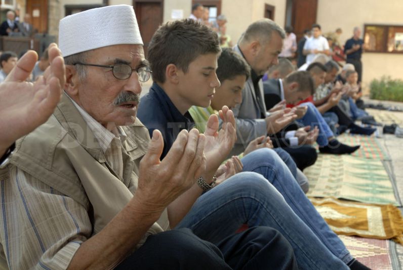 RAMADHAN: Umat Islam berbahagia menyambut datangnya bulan suci Ramadhan. (foto: dok ngopibareng.id)