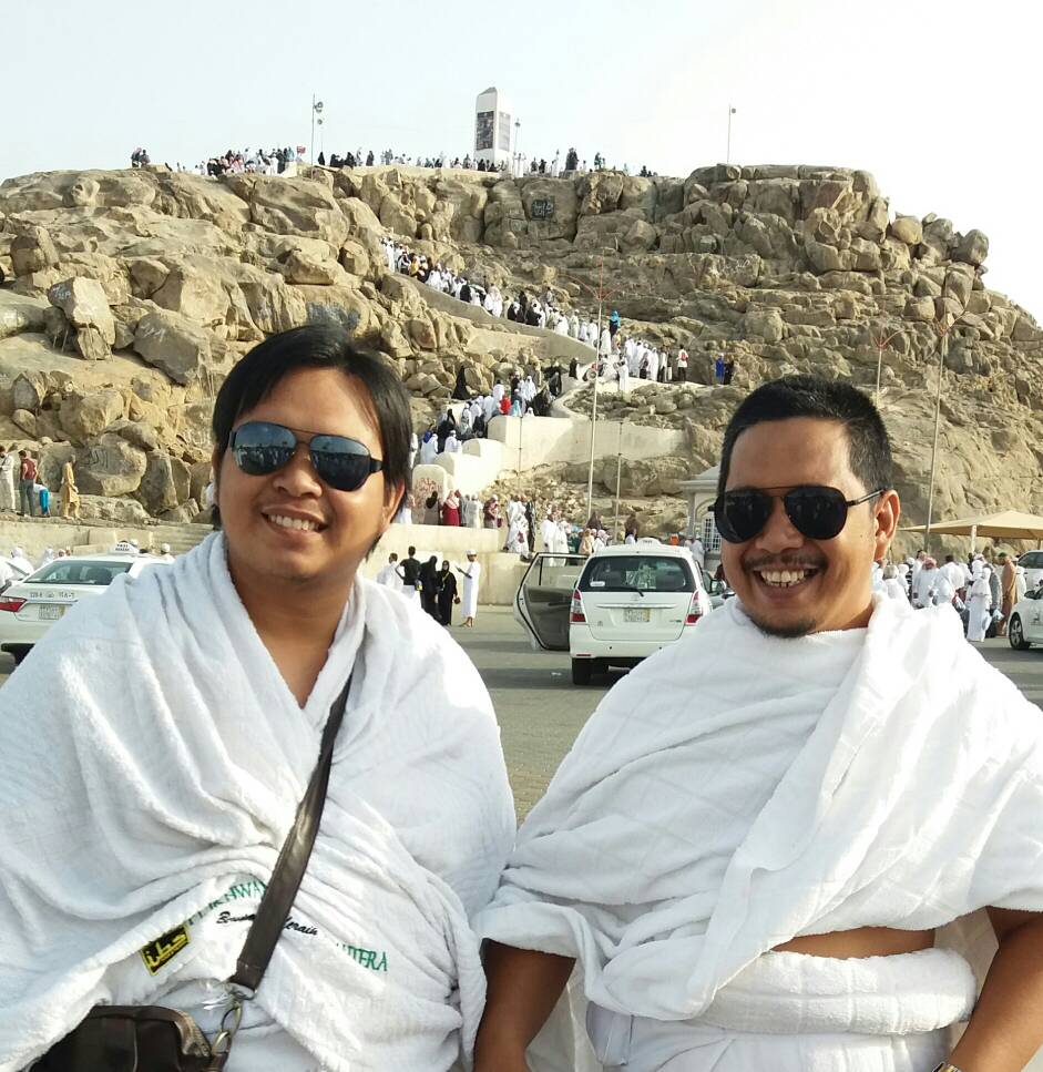 UMRAH RAMADHAN: Ustadz Taufik Mukti (kanan), tour leader dari IBS Tour & Travel Surabaya. (foto: Taufik Mukti for ngopibareng.id)