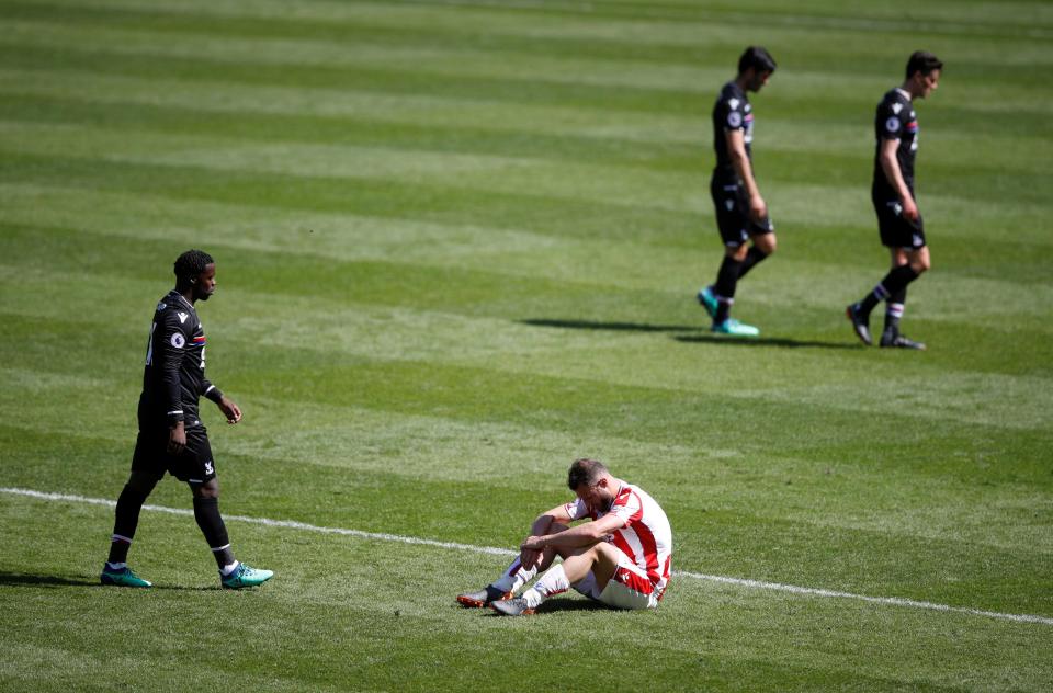 Pemain Stoke City duduk lesu usai memastikan diri degradasi ke kasta kedua musim depan. foto:reutres