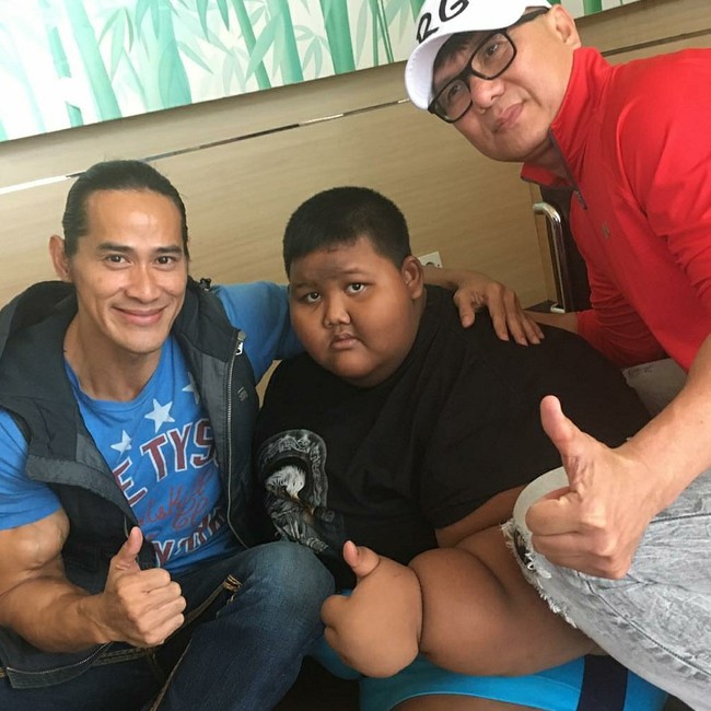 Binaragawan Ade Rai membantu Ariya Permana berolahraga.