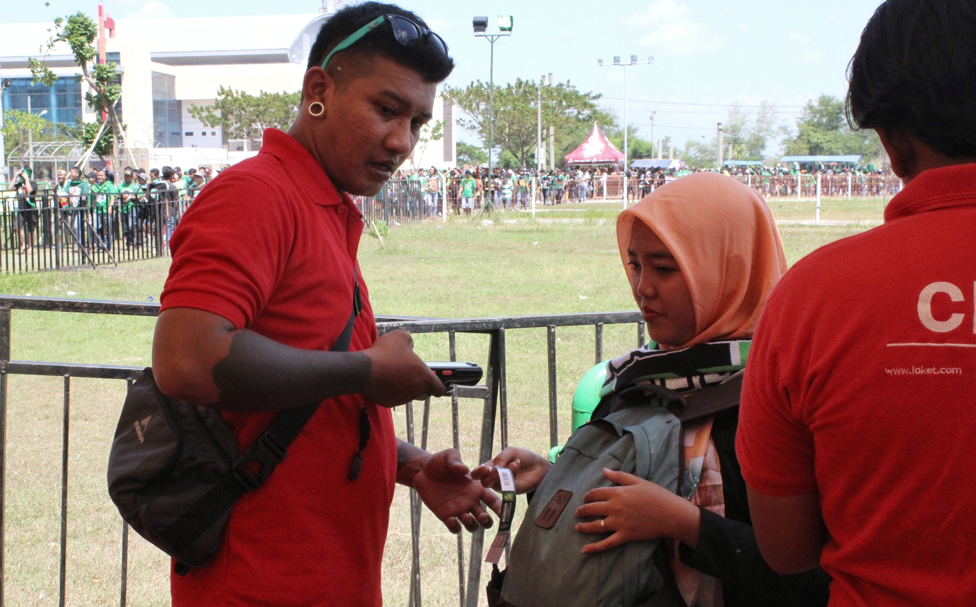 Skrining tiket masuk di stadion GBT untuk pertandiangan Persebaya vs Arema FC. (foto: hrs/ngopibareng)