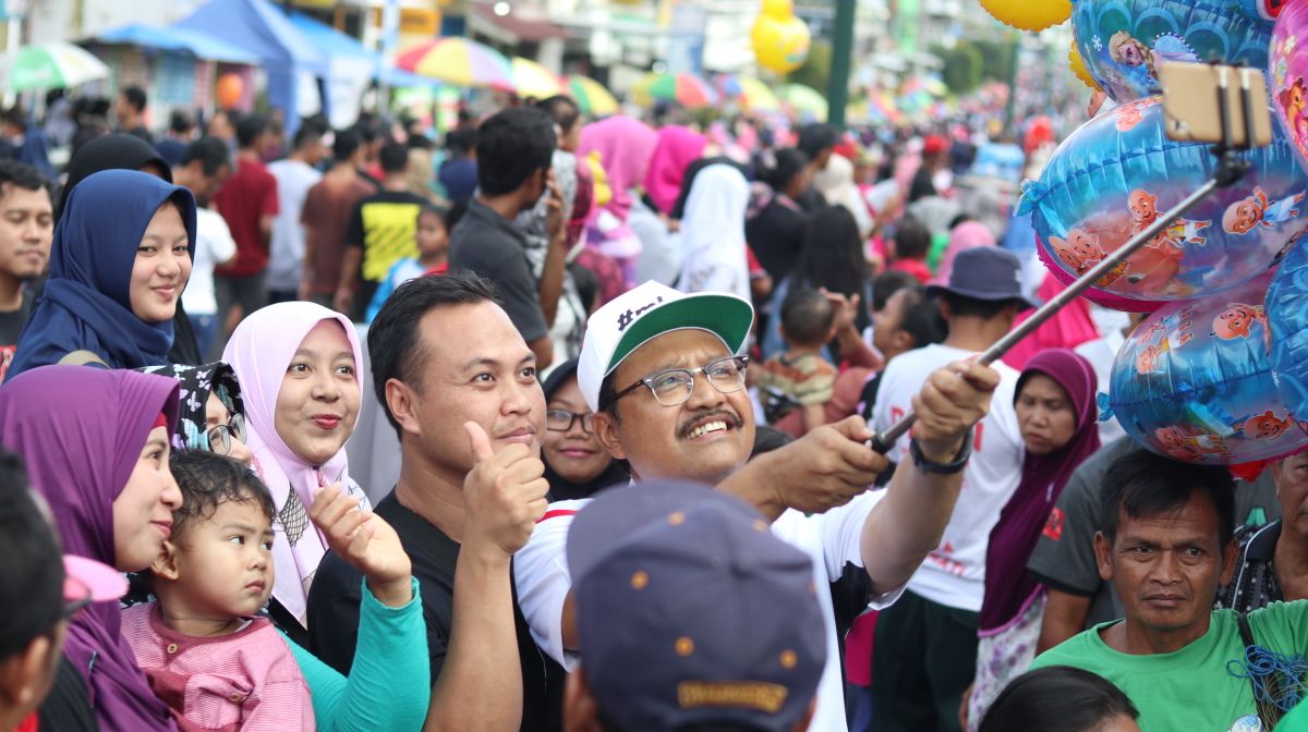 Gus Ipul menyapa warga Pasuran, yang sedang menikmati Car Free Day (CFD) Jalan RA Kartini, Pasuruan, Minggu, 6 Mei 2018. 