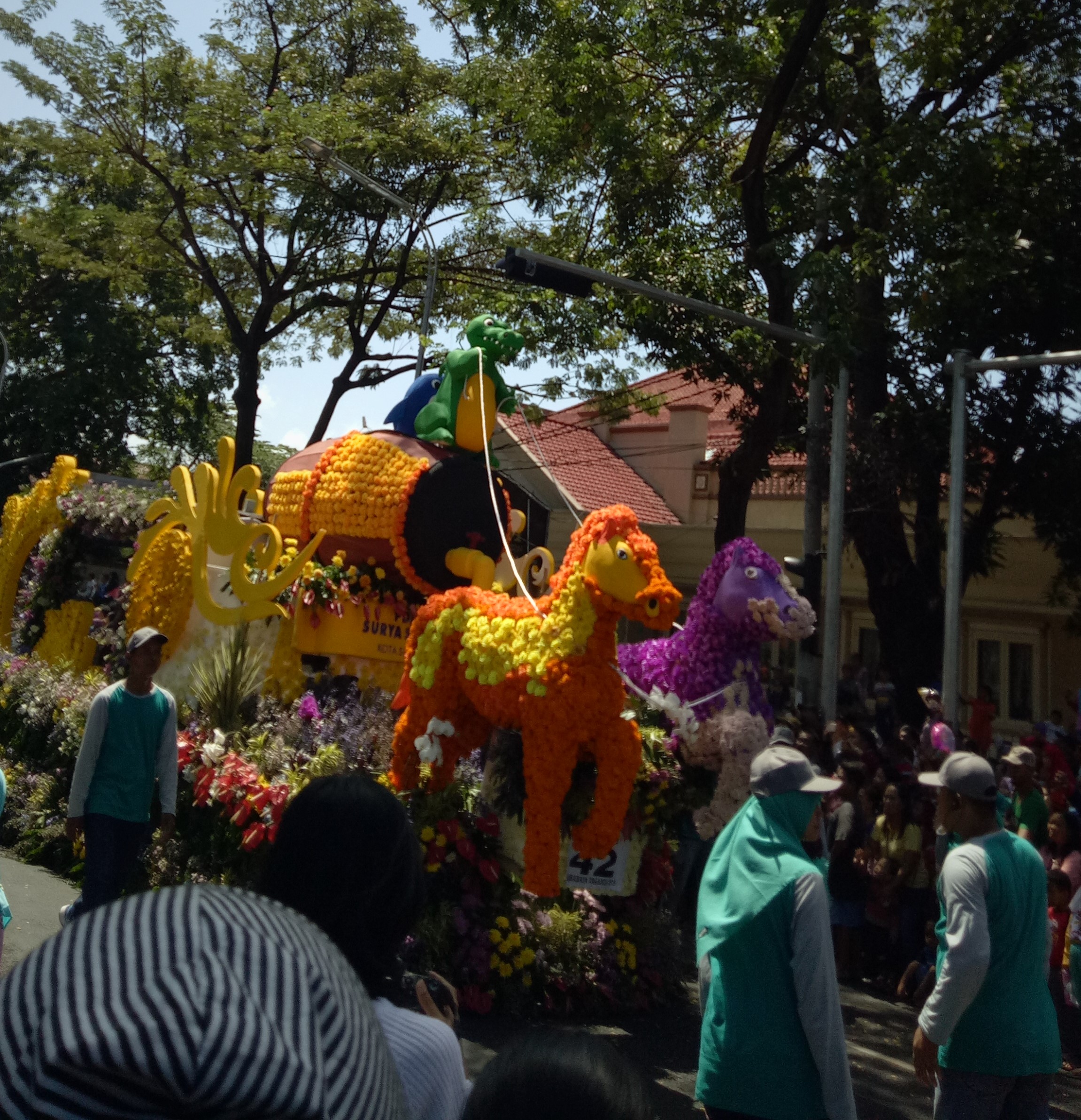Salah satu peserta parade bunga di Surabaya Vaganza 2018. foto:yasmin/ngopibareng.id