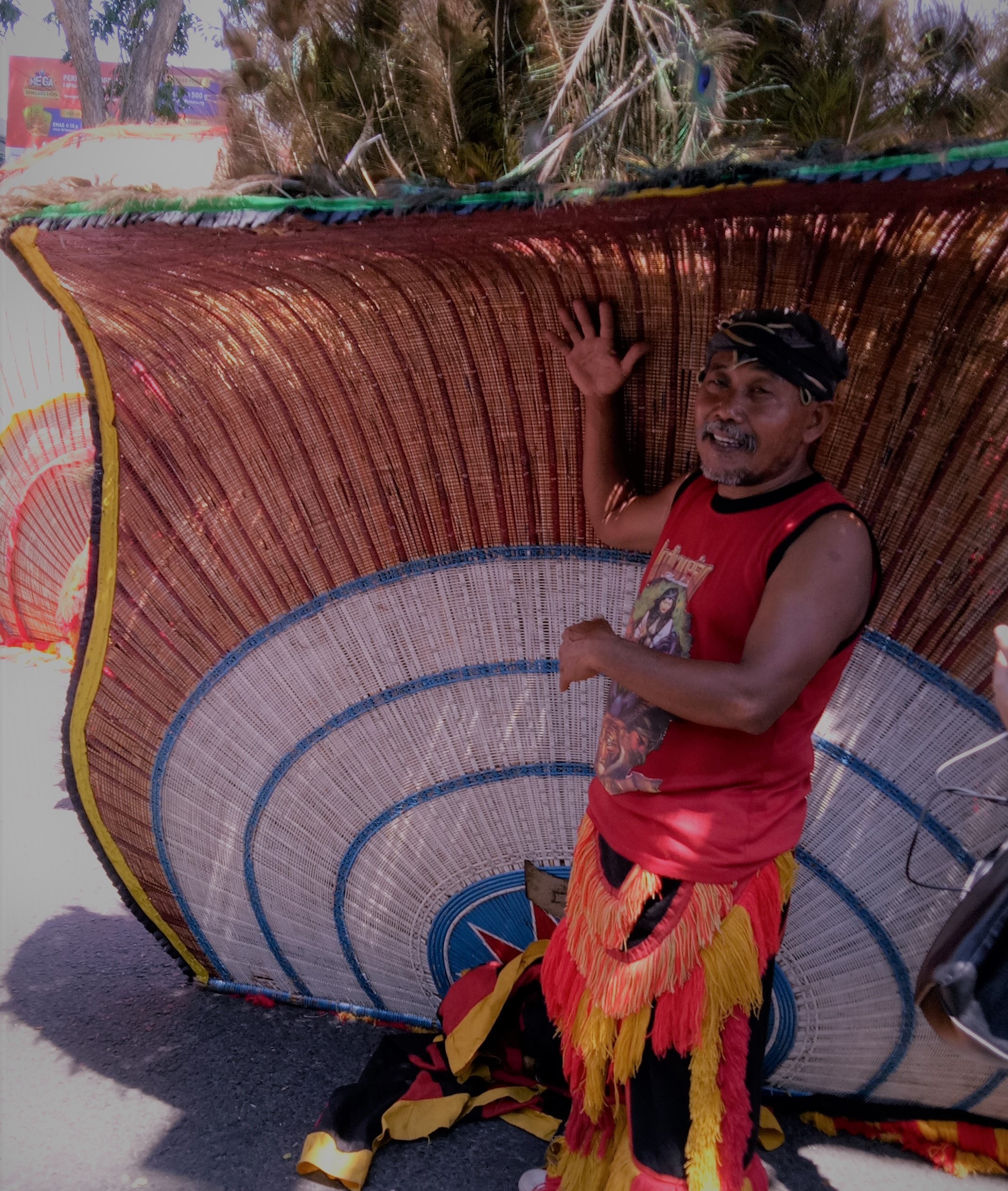 Semangat tak kendor meski Dadak Merak (Barongan) beratnya lebih dari 50 Kilogram. foto:yasmin/ngopibareng.id