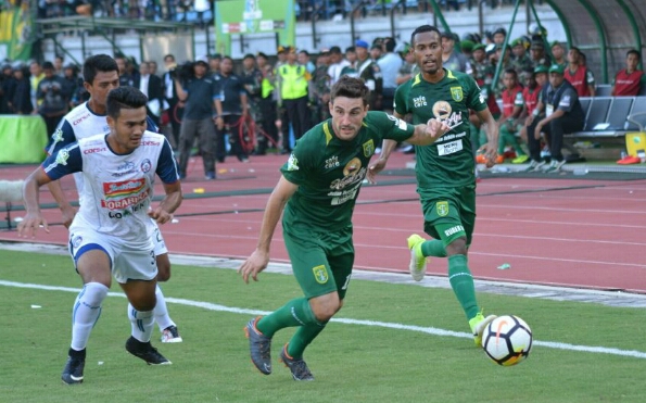 Duel pemain Persebaya vs Arema. foto;hrs/ngopibareng.id  