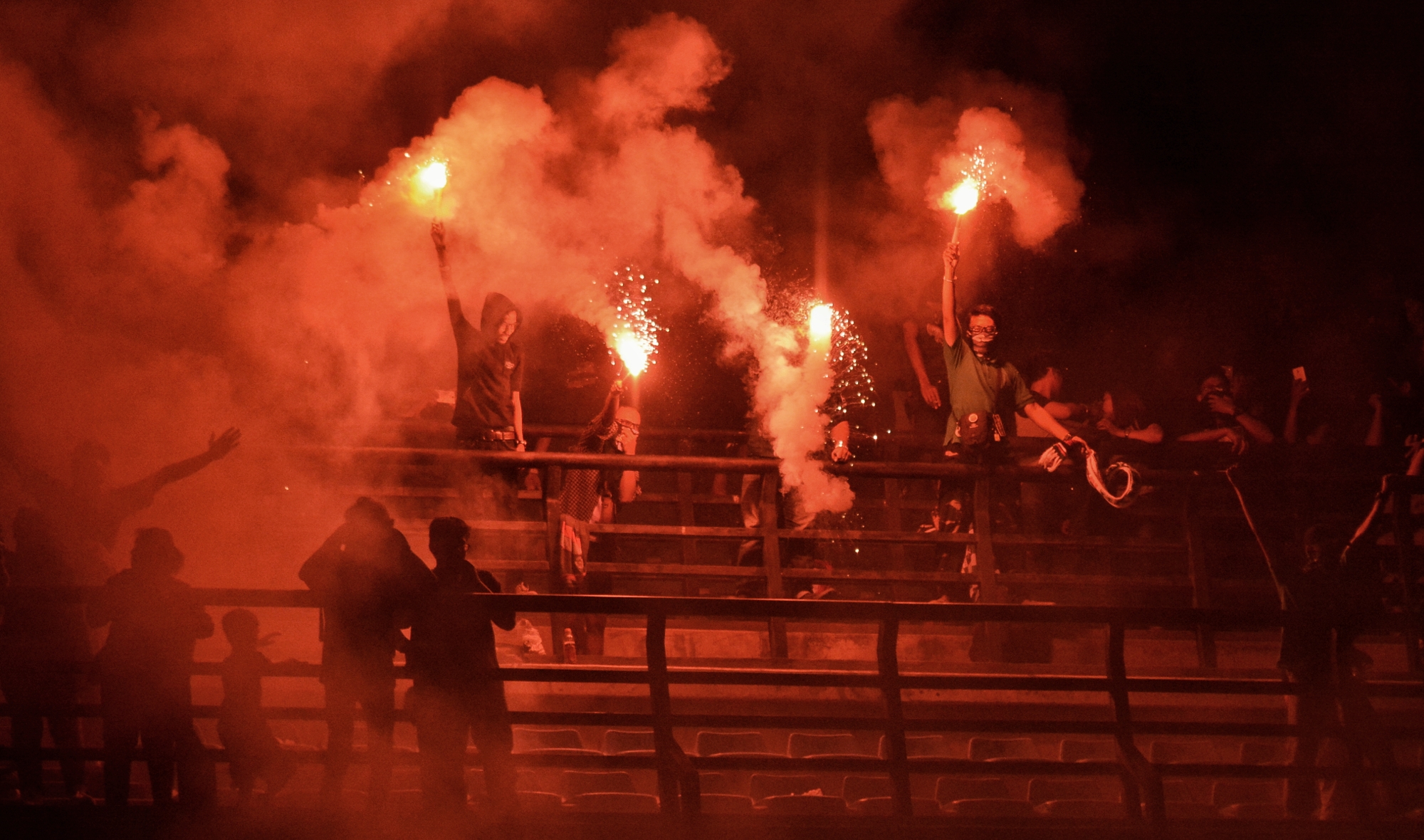 Bonek Mania dalam pertandingan Persebaya vs Arema FC di stadion Gelora Bung Tomo, Surabaya, Minggu 6 Mei 2018. (foto: hrs/ngopibareng)