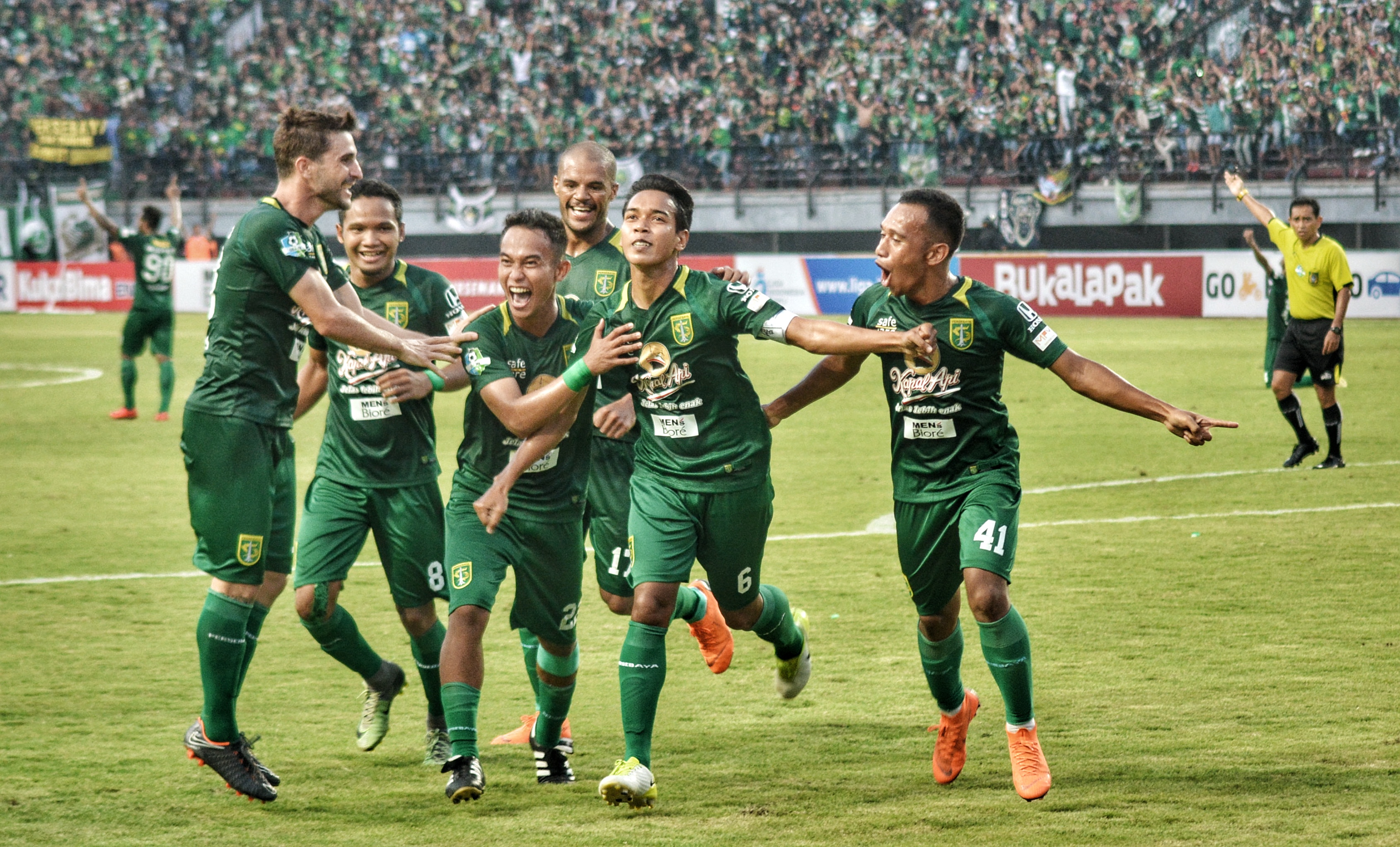 Selebrasi gol Misbakhus Solikin yang membawa Persebaya menang 1-0 dari Arema. (foto: hrs/ngopibareng)