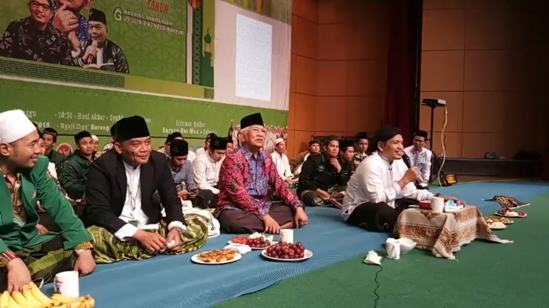 DI KORSEL: Ulil Abshar-Abdalla bersama Gus Mus berkisah di PCI Nahdlatul Ulama, di dekat kota Seaol, Korea Selatan.(foto: Ulil Abshar for ngopibareng.id)