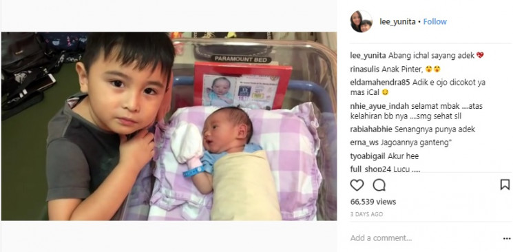 Ivander Haykal Firdaus atau Babang Ichal bersama adik tirinya.