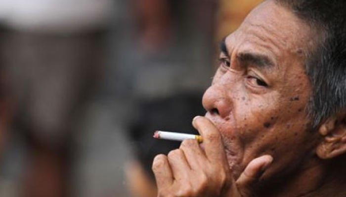 Ilustrasi perokok. Pada 2011 konsumsi rokok Indonesia lebih dari 225 miliar batang/tahun dengan jumlah perokok mencapai 65 juta orang. (Foto: Antara)