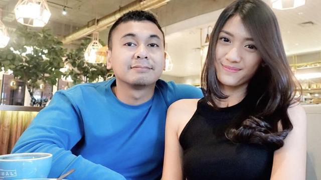 Raditya Dika dan sang kekasih Anissa Azizah.