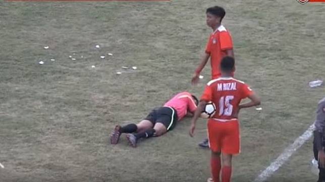 Asisten wasit terkapar setalah jadi korban pemukukan. foto:ist