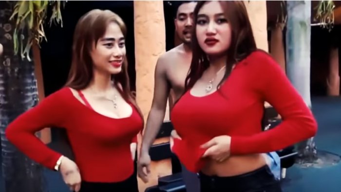 Pamela Safitri ketika akan membuka bajunya. (Instagram)