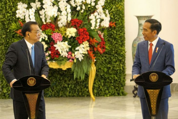 Presiden Joko Widodo bersama Perdana Menteri Li Keqiang saat jumpa pers bersama di Istana Kepresidenan Bogor, Senin, 7 Mei 2018). Dalam pertemuan itu Jokowi dan Li membahas sejumlah sektor kerja sama seperti perdagangan, dukungan kepada Palestina dan Asian Games 2018. (Foto: Antara)