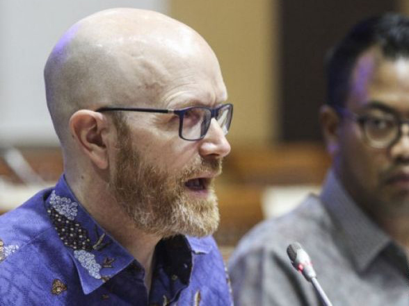 Vice President and Public Policy Facebook Asia Pacific Simon Milner mengikuti rapat dengar pendapat umum dengan Komisi I DPR di Kompleks Parlemen Senayan, Jakarta pekan lalu. Rapat ini membahas bocornya satu juta lebih data pengguna Facebook di Indonesia. (Foto: Antara)