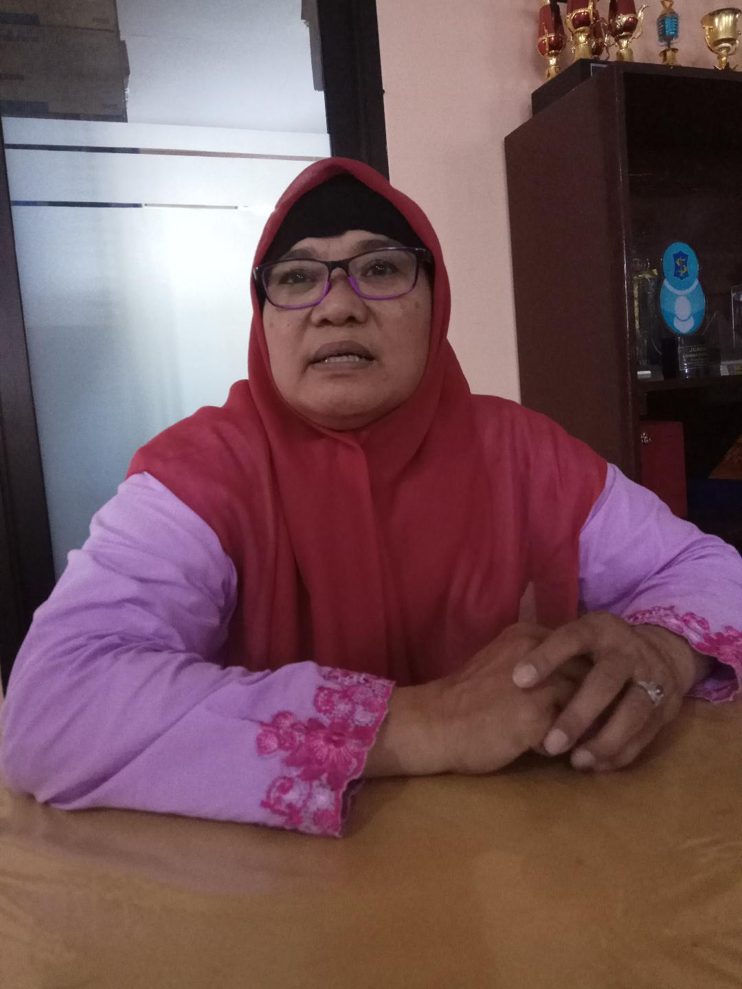 Lutmainah merelakan uang pribadinya nyemplung untuk modal awal arisan jamban