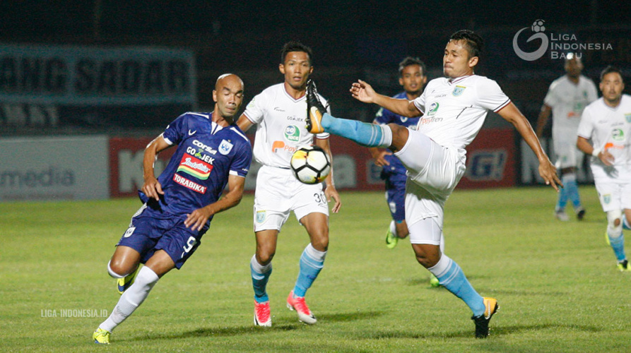 Duel pemain PSIS Semarang dengan Persela Lamongan.