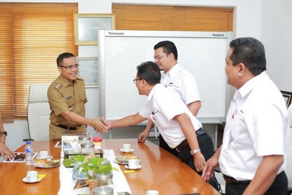 Direksi PT INKA saat berjumpa Bupati Abdullah Azwar Anas di Banyuwangi, Senin 7 Mei. ( Foto: Istimewa)