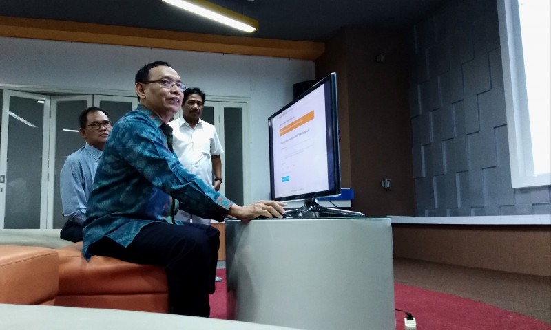 Rektor Unair, Mohammad Nasih, bersama Ketua Pusat Informasi dan Humas (PIH) Unair, Suko Widodo saat meninjau pengumuman SNMPTN, di ruang Direktorat Sistem Informasi dan Komunikasi (DSIK), Selasa, 17 April 2018. (Foto: frd/ngopibareng.id)