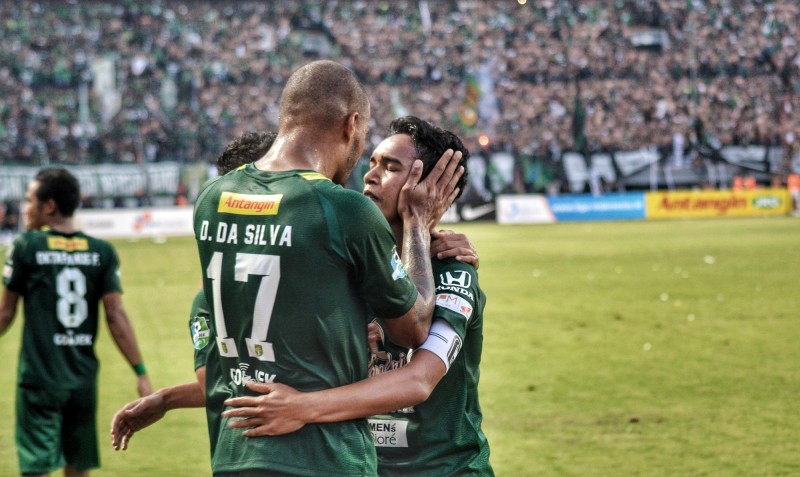 Ekspresi pemain Persebaya Misbakus Solikin usai membobol gawang Arema. foto;hrs/ngopibareng.id