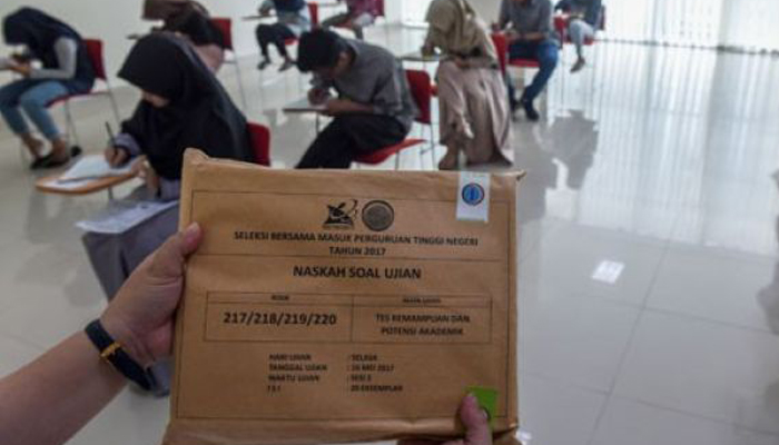 Sejumlah peserta mengerjakan soal ujian Seleksi Bersama Masuk Perguruan Tinggi Negeri (SBMPTN) 2017 di Universitas Negeri Jakarta, Selasa 6 Mei 2017. (Foto: Antara)