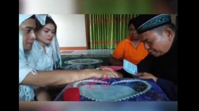 Prosesi akad nikah Kriss Hatta dengan Hilda Vitria Khan.