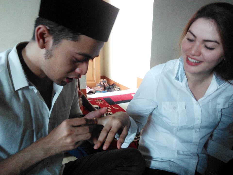 Ekspresi kebahagiaan Hilda Vitria Khan usai akad nikah dengan Kriss Hatta.