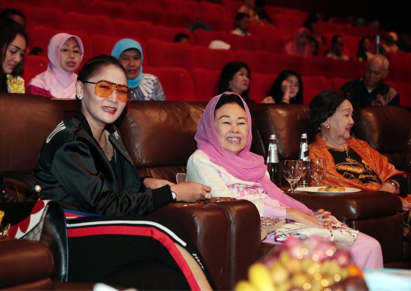 Istri Gus Dur, Sinta Nuriyah bersama Inul Daratista ketika menyaksikan film Jelita Sejuba. (Foto: Istimewa)